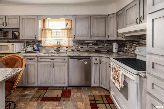 2305 WEAVER Road, Herrin, IL 62948