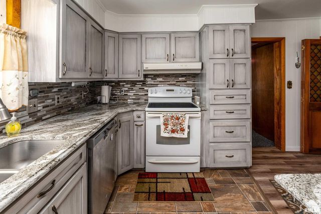 2305 WEAVER Road, Herrin, IL 62948