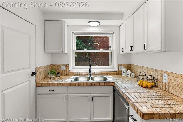 21711 Bournemouth Street, Harper Woods, MI 48225