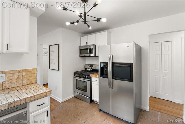 21711 Bournemouth Street, Harper Woods, MI 48225