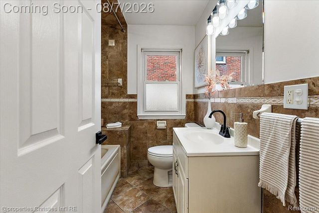 21711 Bournemouth Street, Harper Woods, MI 48225