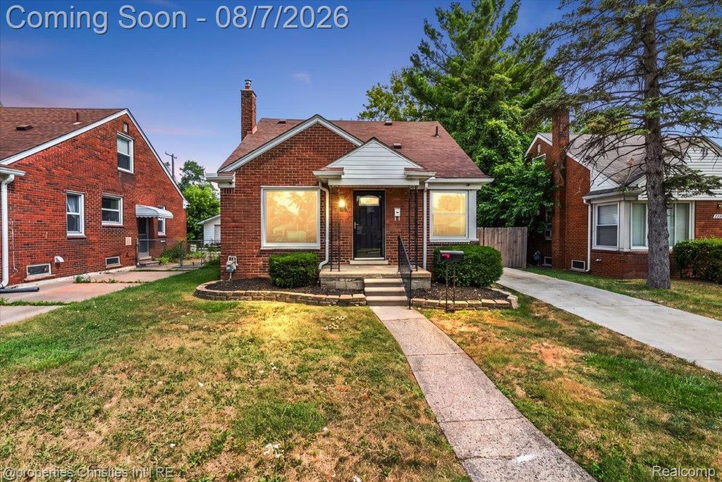 21711 Bournemouth Street, Harper Woods, MI 48225