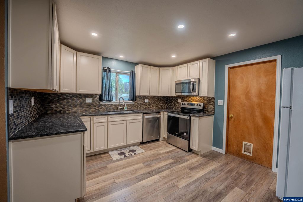 Image 10 of property listing at 990 24th St SE, Salem, OR 97301