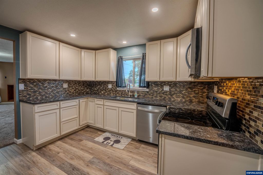 Image 11 of property listing at 990 24th St SE, Salem, OR 97301