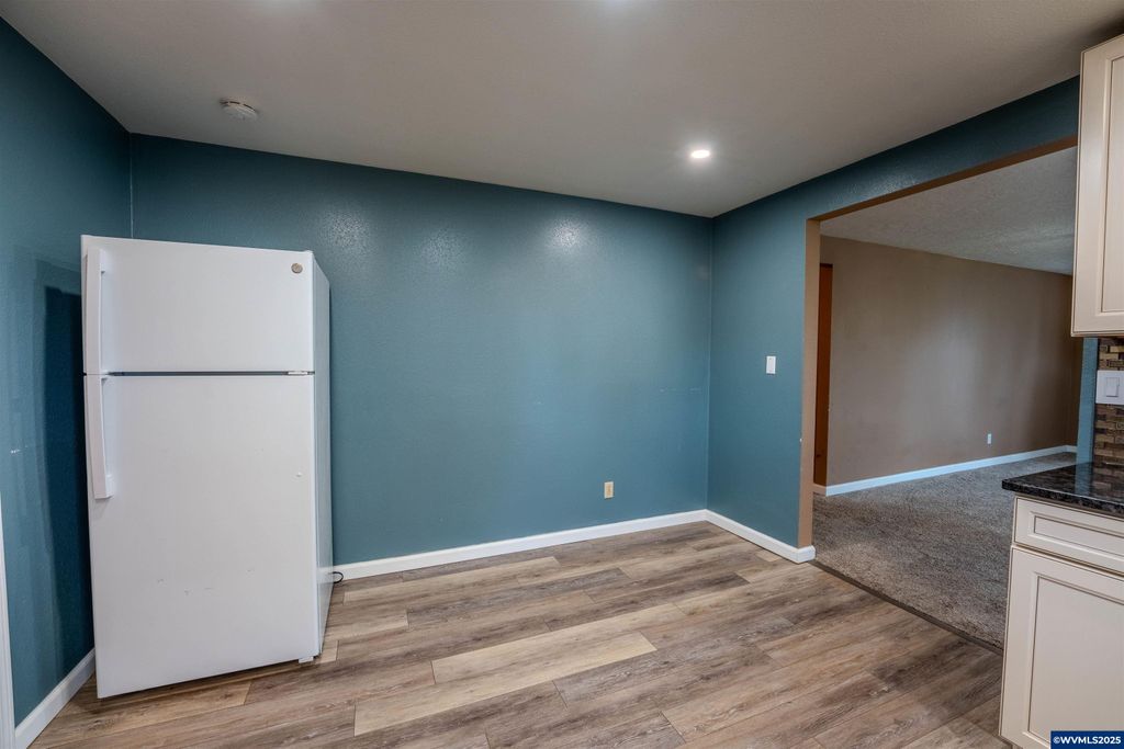 Image 12 of property listing at 990 24th St SE, Salem, OR 97301