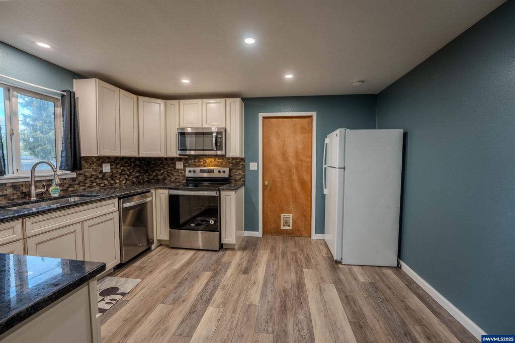 Image 13 of property listing at 990 24th St SE, Salem, OR 97301