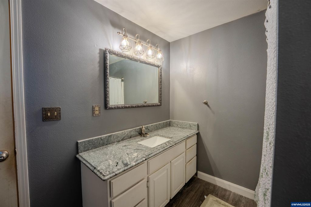 Image 14 of property listing at 990 24th St SE, Salem, OR 97301