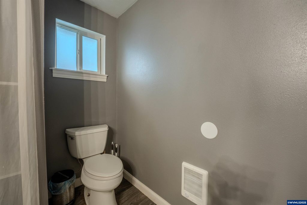 Image 15 of property listing at 990 24th St SE, Salem, OR 97301
