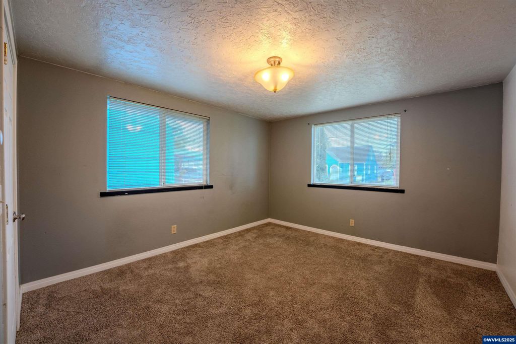 Image 16 of property listing at 990 24th St SE, Salem, OR 97301