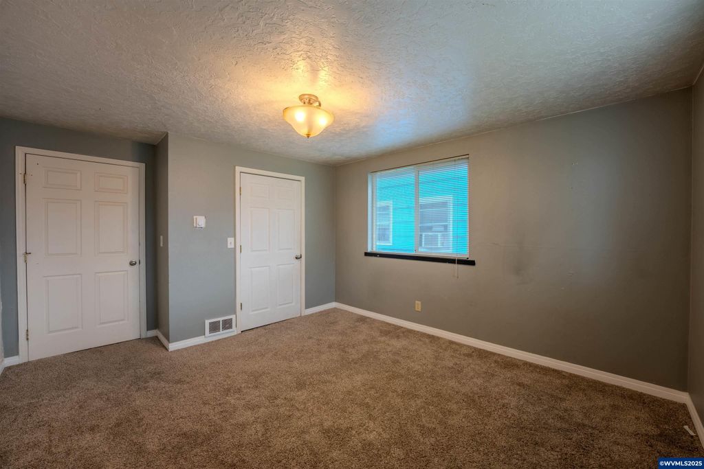 Image 17 of property listing at 990 24th St SE, Salem, OR 97301