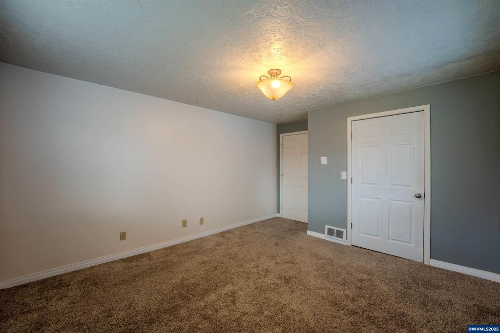 Image 18 of property listing at 990 24th St SE, Salem, OR 97301