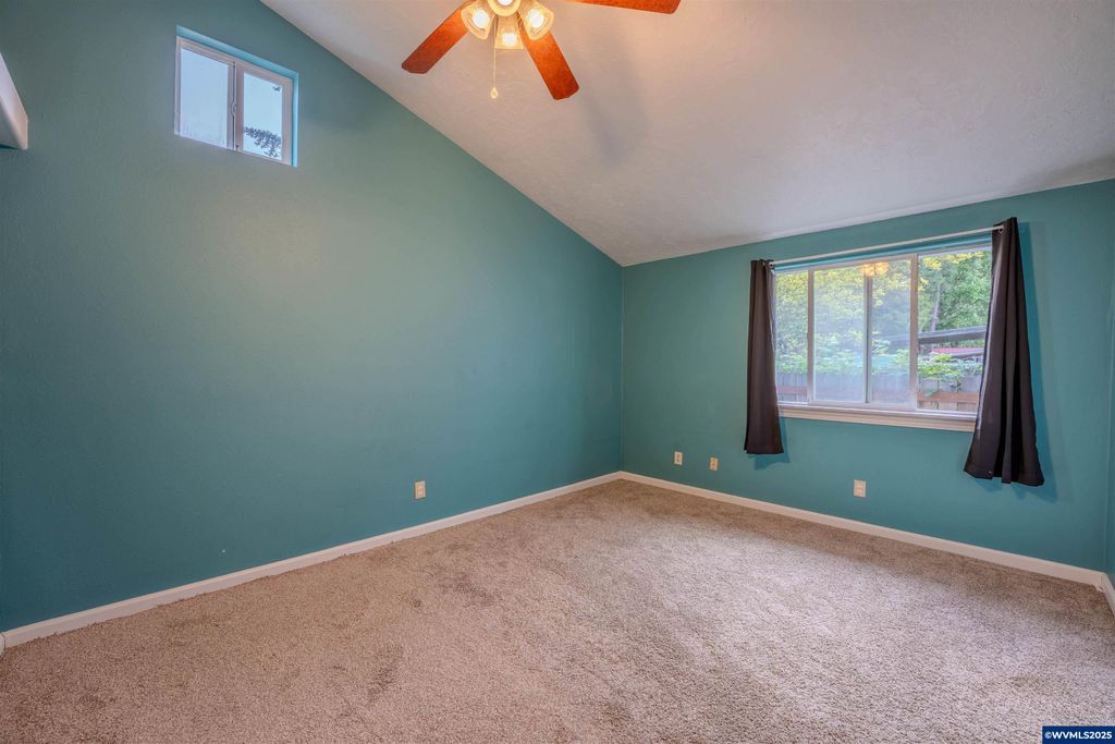 Image 19 of property listing at 990 24th St SE, Salem, OR 97301