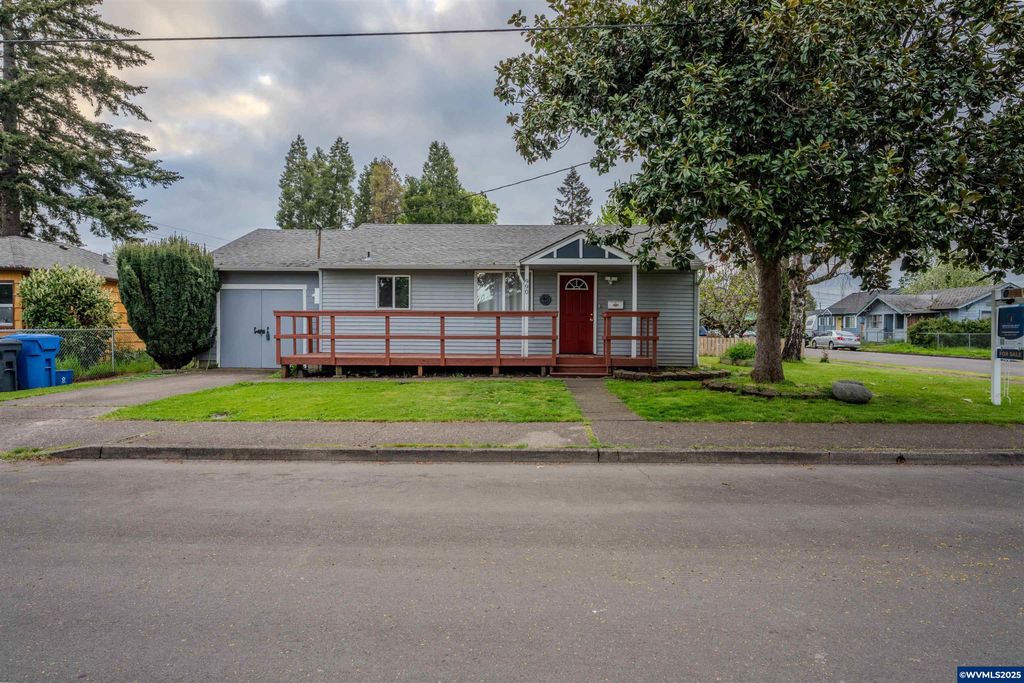 Image 2 of property listing at 990 24th St SE, Salem, OR 97301