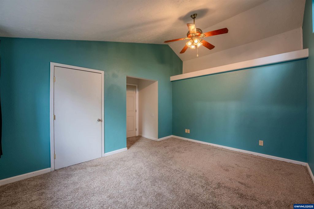 Image 20 of property listing at 990 24th St SE, Salem, OR 97301