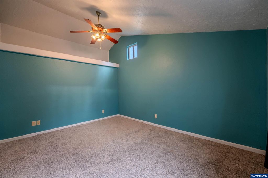 Image 21 of property listing at 990 24th St SE, Salem, OR 97301