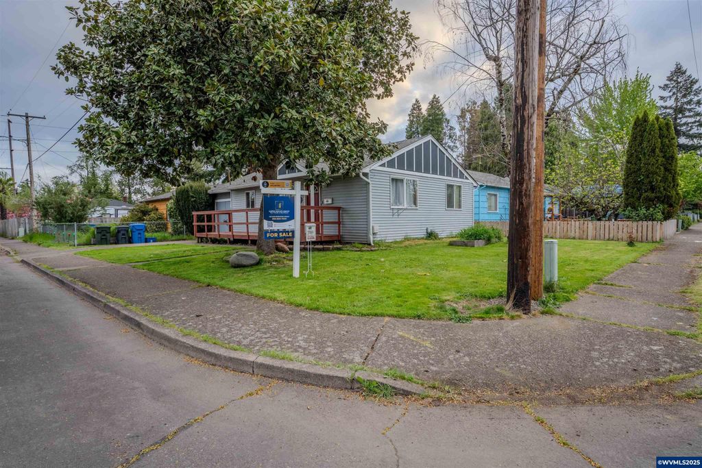 Image 3 of property listing at 990 24th St SE, Salem, OR 97301