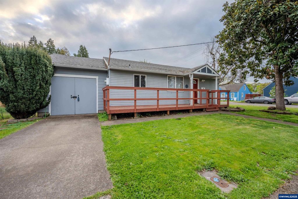 Image 4 of property listing at 990 24th St SE, Salem, OR 97301