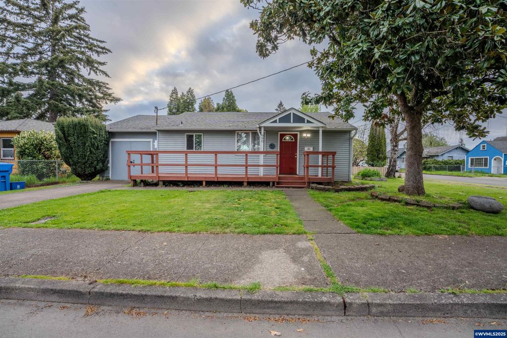 Image 5 of property listing at 990 24th St SE, Salem, OR 97301