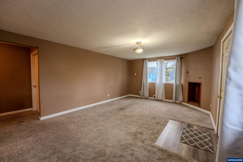 Image 6 of property listing at 990 24th St SE, Salem, OR 97301