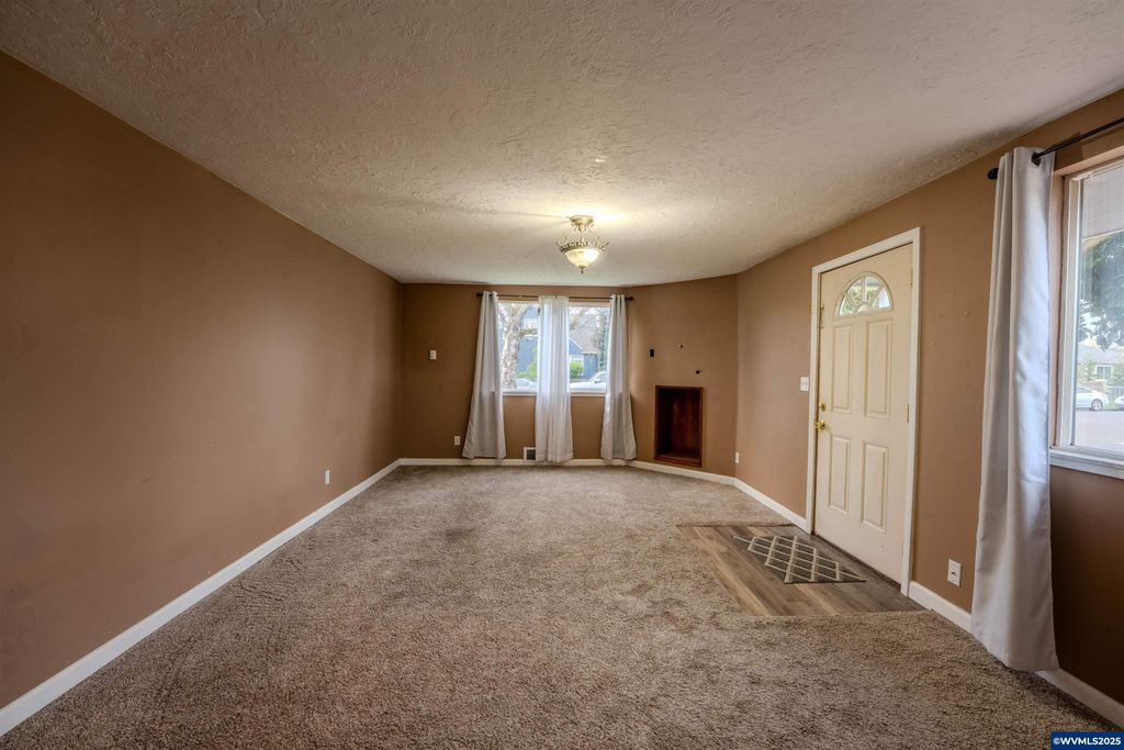 Image 7 of property listing at 990 24th St SE, Salem, OR 97301