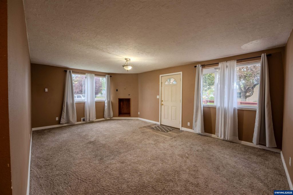 Image 8 of property listing at 990 24th St SE, Salem, OR 97301