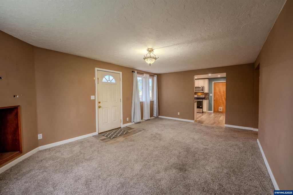 Image 9 of property listing at 990 24th St SE, Salem, OR 97301