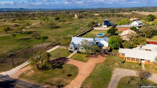 704 N Creek Rd, Comfort, TX 78013