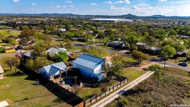 704 N Creek Rd, Comfort, TX 78013