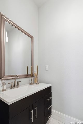 704 N Creek Rd, Comfort, TX 78013