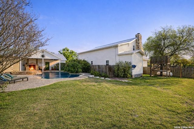 704 N Creek Rd, Comfort, TX 78013