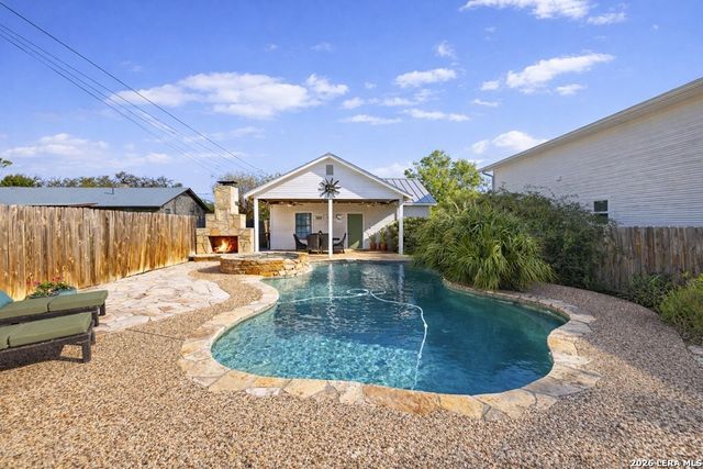 704 N Creek Rd, Comfort, TX 78013