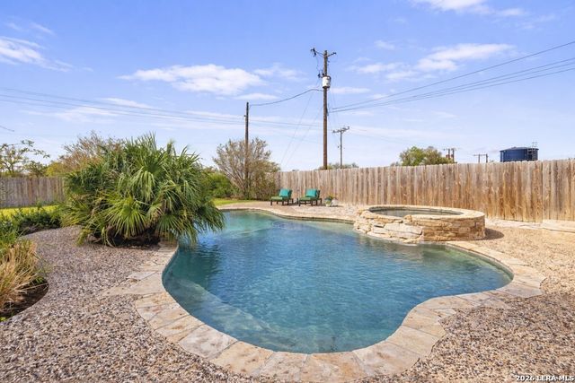 704 N Creek Rd, Comfort, TX 78013