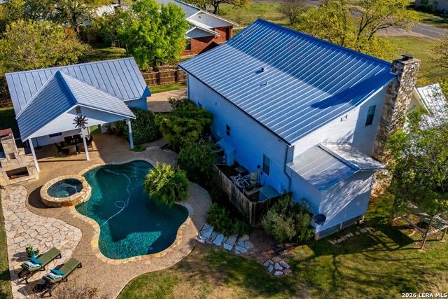 704 N Creek Rd, Comfort, TX 78013