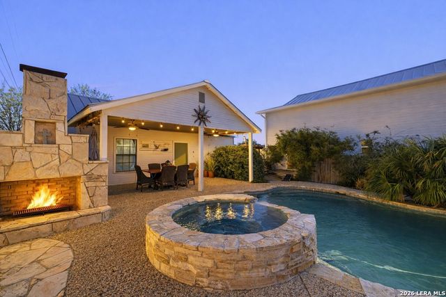 704 N Creek Rd, Comfort, TX 78013