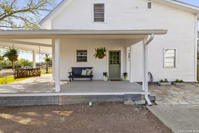 704 N Creek Rd, Comfort, TX 78013