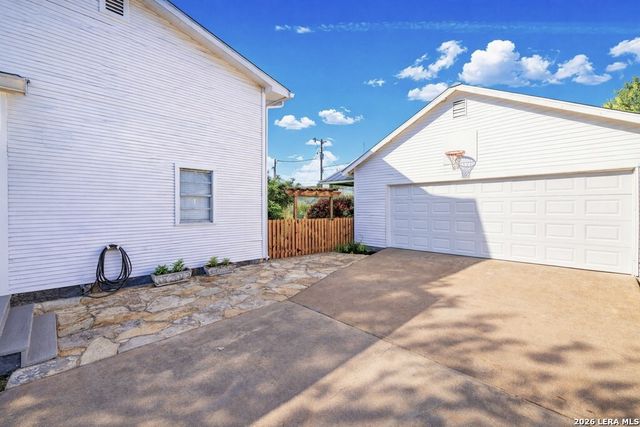 704 N Creek Rd, Comfort, TX 78013