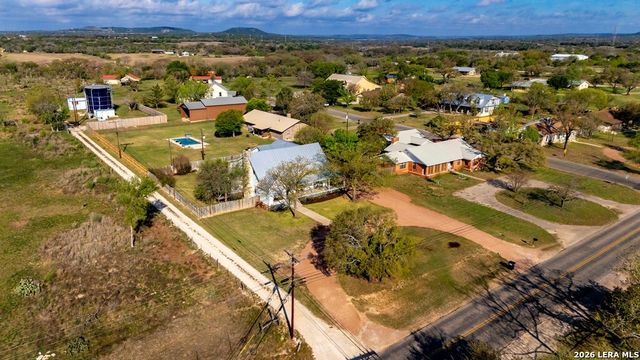 704 N Creek Rd, Comfort, TX 78013