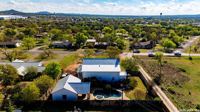 704 N Creek Rd, Comfort, TX 78013