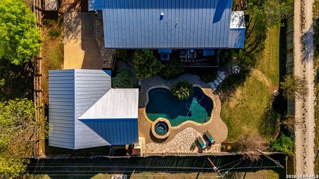 704 N Creek Rd, Comfort, TX 78013