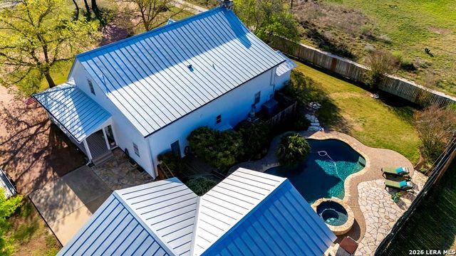 704 N Creek Rd, Comfort, TX 78013