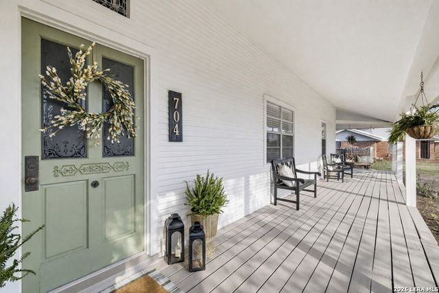 704 N Creek Rd, Comfort, TX 78013