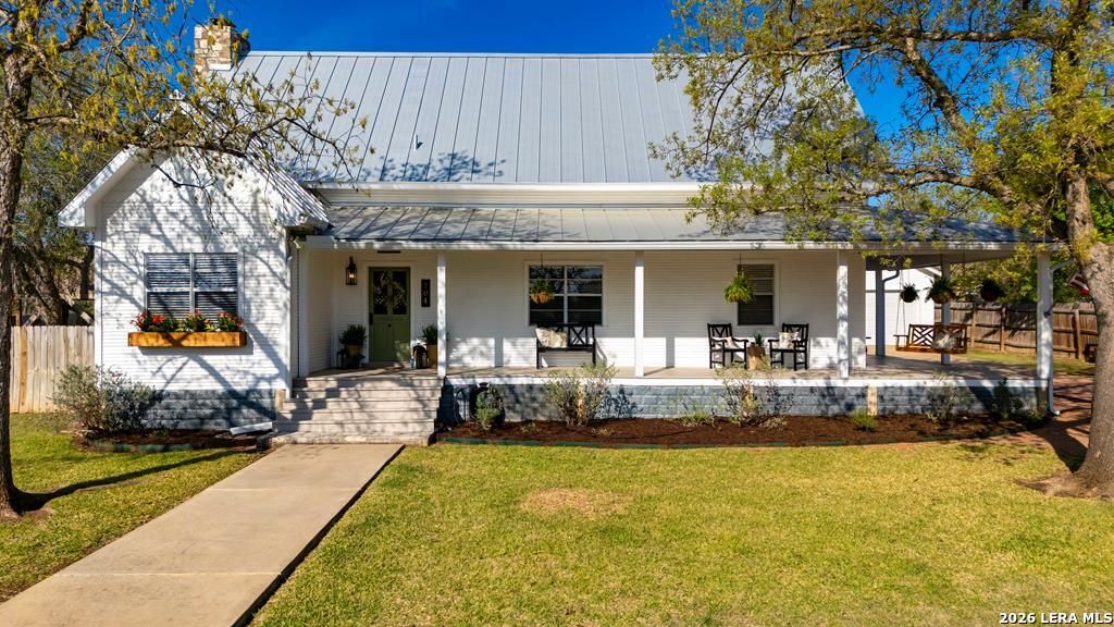 704 N Creek Rd, Comfort, TX 78013