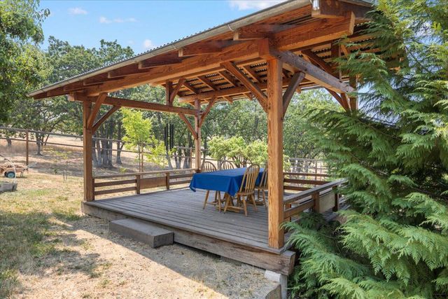 7575 Torrey Pines Terrace, Eagle Point, OR 97524