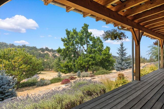 7575 Torrey Pines Terrace, Eagle Point, OR 97524