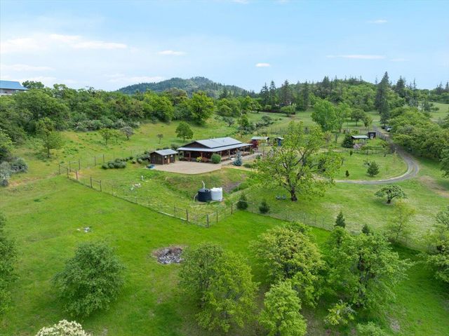 7575 Torrey Pines Terrace, Eagle Point, OR 97524