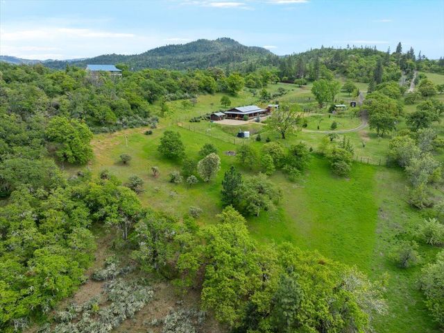 7575 Torrey Pines Terrace, Eagle Point, OR 97524
