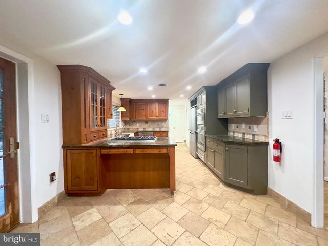 1 HIGH ACRES DRIVE, Ewing, NJ 08628