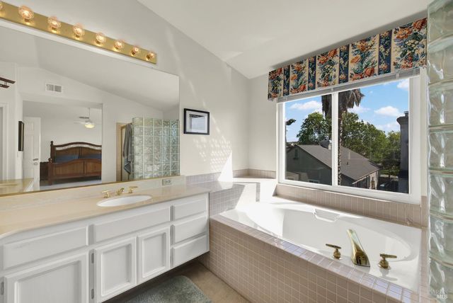 150 Deerglen Cir, Vacaville, CA 95687