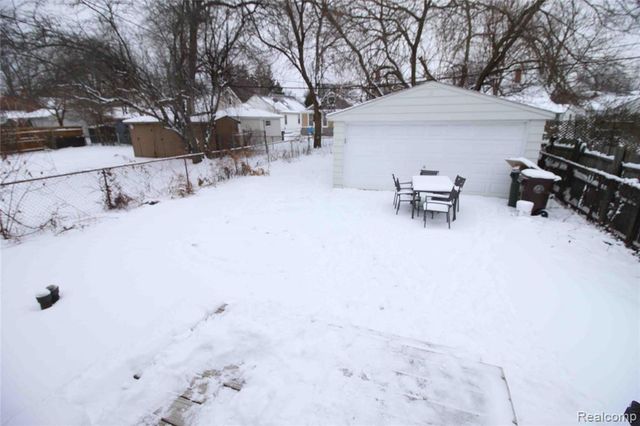 2223 Ridgemont Road, Grosse Pointe Woods, MI 48236