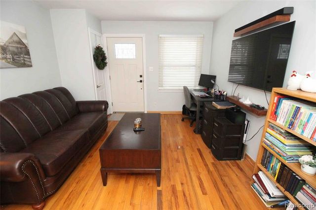 2223 Ridgemont Road, Grosse Pointe Woods, MI 48236